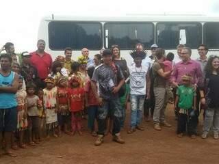 Deputados brasileiros e europeus com índios em área invadida (Foto: Divulgação)