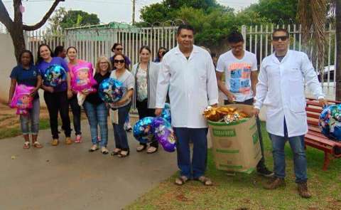 Servidores da Sesau distribuem brinquedos para crianças da Água Boa