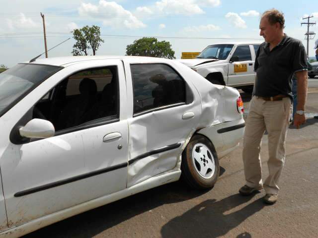  Idoso fica ferido em colis&atilde;o entre carro de passeio e ve&iacute;culo oficial