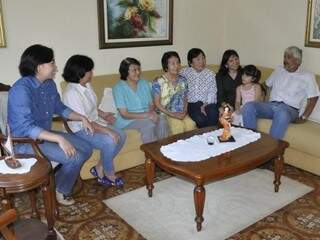 Parte da família Adania reunida na casa de Candida (Foto: Marcelo Calazans)