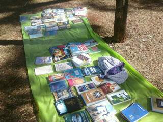 Proposta é promover o escambo de livros, a fim de que as obras “adquiram novos donos e povoem novas mentes”. (Foto: Divulgação)