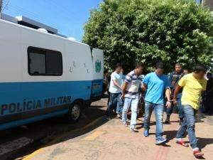Presos s&atilde;o escoltados at&eacute; ag&ecirc;ncia da Caixa para sacar FGTS de contas inativas