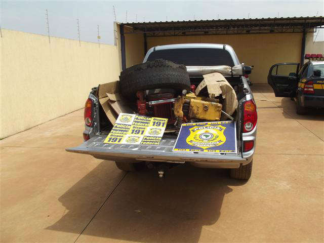  Ap&oacute;s tentativa de fuga, homem &eacute; preso com produtos roubados na BR-158 