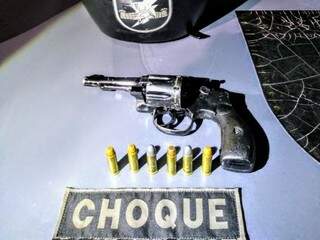 Arma com seis munições encontrada com dupla presa (Foto: Divulgação/Batalhão de Choque)