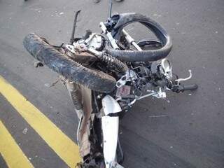 Moto foi destruída em acidente fatal. (Foto: Ângela Bezerra)