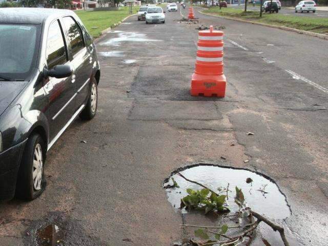 Chuva de 41 mil&iacute;metros alaga ruas, casas e aumenta buracos na cidade 