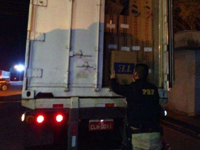 Em acidente, dupla foge e abandona carga com 700 mil cigarros do Paraguai 