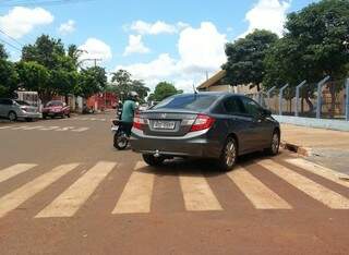 Condutor do Civic parou sobre a faixa de pedestre em frente a uma escola para o filho descer (Foto: Helio de Freitas)