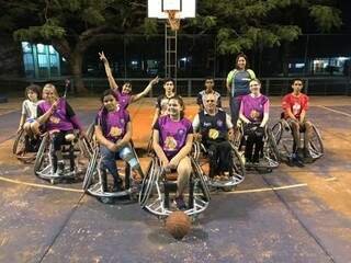 Time de basquete sobre rodas, onde Izabela (centro) treina (Foto: Arquivo pessoal)