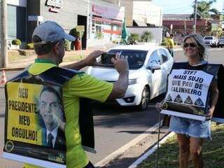 Manifestantes com cartazes em apoio a Bolsonaro. (Foto