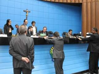 Deputados estaduais durante sessão na Assembleia Legislativa de MS. (Foto: Victor Chileno/ALMS).