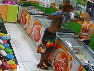 Ladrão assaltando sorveteria no Jardim Panamá,
na Avenida Júlio de Castilho (Foto: reprodução/vídeo) 