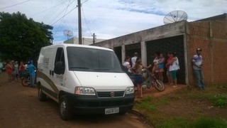 Marido encontra mulher morta com v&aacute;rias facadas pelo corpo