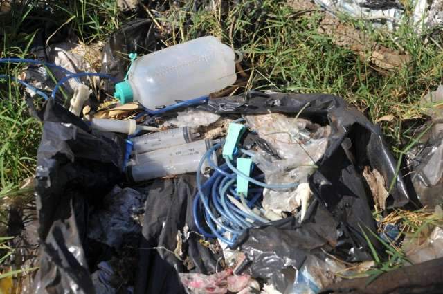 Lixo hospitalar se acumula em terreno pr&oacute;ximo ao Parque dos Poderes