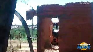 Sem aviso pr&eacute;vio, casas constru&iacute;das em &aacute;rea invadida s&atilde;o demolidas no Canguru