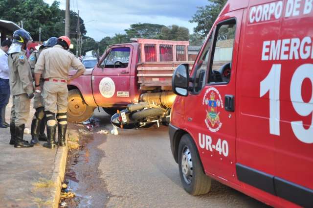 Motociclista fica ferido ao bater em caminhonete no Rita Vieira