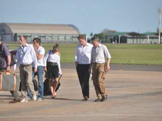 Príncipe,  de calça preta e camisa branca, desembarca no Aeroporto Internacional de Campo Grande. (Foto: Marlon Ganassin)