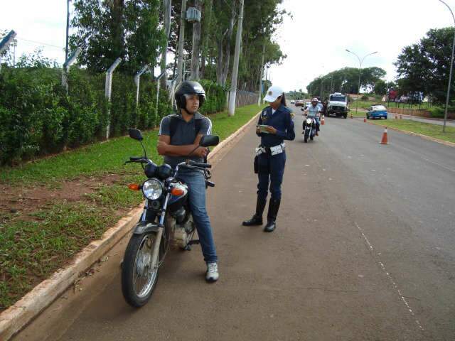  Blitze em tr&ecirc;s bairros multam 62 condutores e recuperam moto roubada