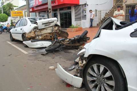 Motorista bate em veículos estacionados na Avenida Afonso Pena