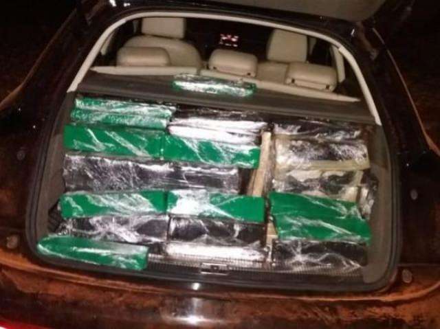 Tr&ecirc;s s&atilde;o presos com 390 quilos de maconha em carro de luxo 