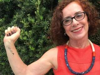 Professora mostra tatuagem no braço, uma comemoração aos 60 anos de vida. (Foto: Arquivo Pessoal) 