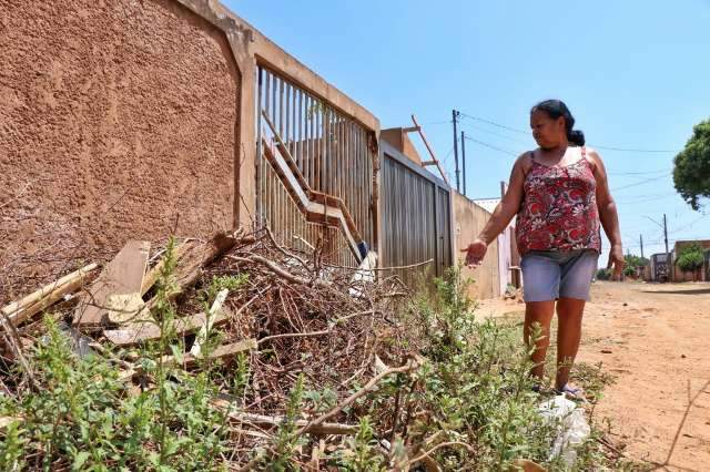 Vizinhos de casa abandonada reclamam de lixo com ratos e galinhas 