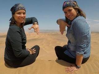Polliana e Paolla mostram as aventuras pelo Instagram, na foto em pleno deserto elas reproduzem o Mapa da Namíbia com as mãos (Foto: Arquivo Pessoal)