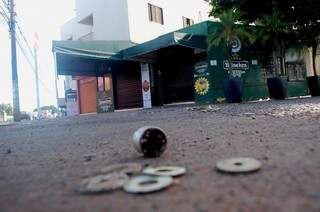 Cápsulas das bombas de gás permanecem no local da confusão (Foto: Simão Nogueira)