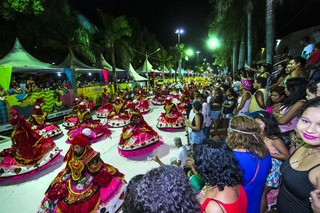 Ala das baianas em escola de samba durante o desfile da noite passada.
