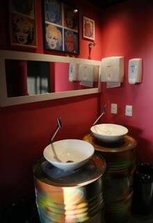 Detalhe da pia do banheiro feminino com tambores. (Foto: Alcides Neto)