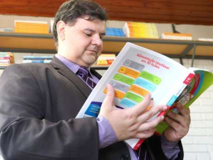 Vereador convoca mutirão para caçar "doutrinação" em 200 livros escolares