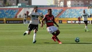 Jogadores de Coritiba e Atlético-GO disputam lance de jogo na tarde deste sábado (Foto: Site Oficial do Coritiba)