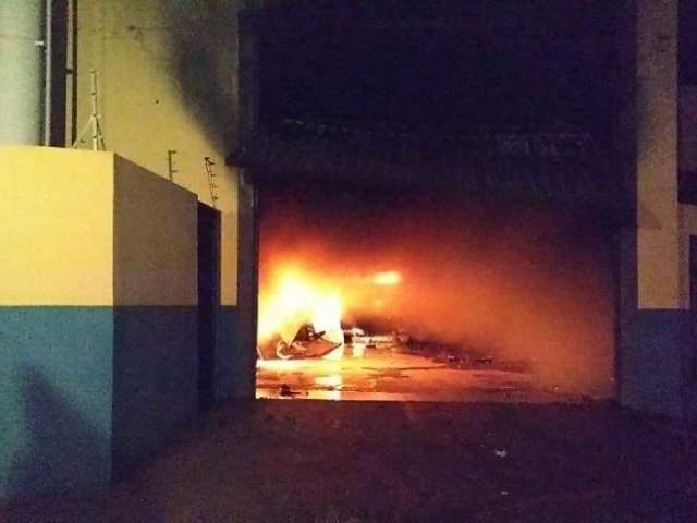 M&aacute;quina de sorvete pega fogo e destr&oacute;i f&aacute;brica durante a madrugada