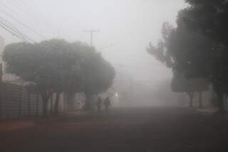Nevoeiro atinge a capital sul-mato-grossense desde a madrugada  (Foto: Saul Schramm)