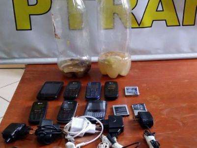 Opera&ccedil;&atilde;o pente-fino apreende celular, bebidas e carregadores em pres&iacute;dio