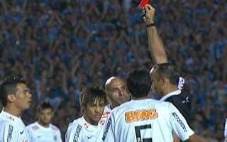 Equipe do Santos fica revoltada com a expulsão (Foto: Reprodução vídeo/Globoesporte.com)