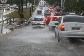 Chuvas provocaram pontos de alagamentos em diversas avenidas e ruas. (Foto:Fernando Antunes)