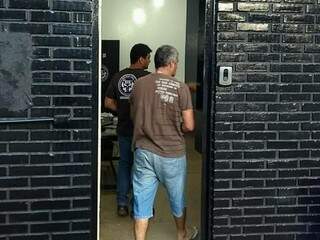 Uma dos presos na operação chega a Delegacia em em Dourados (Foto: Adilson Domingues)