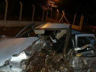 O carro de passeio ficou a laterial totalmente destruído. (Foto: Olimar Gamarra)