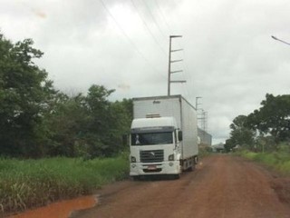 Caminhão-baú com carga de cigarro do Paraguai ficou retido em campo Grande. Denúncia é que policiais queriam propina. (Foto: Direto das Ruas)