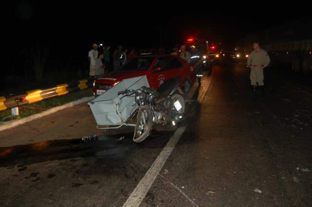  Motociclista morre ap&oacute;s bater de frente com carreta ao sair de curva