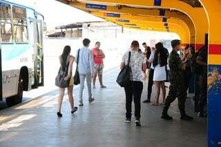 Movimento no terminal Bandeirantes neste domingo; bia parte dos passageiros é formada por candidatos do Enem (Foto: Paulo Francis)