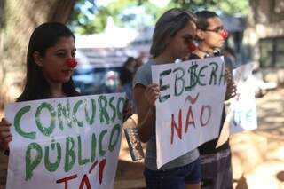 Protesto é contra administração de estatal  (Foto: Marcelo Victor)