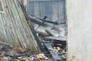 Parte de madeira da casa não resistiu às chamas (Foto: Vanessa Tamires)