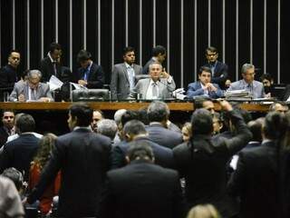 À mesa, o presidente do Congresso Nacional, senador Renan Calheiros (PMDB-AL) conduz sessão (Foto: Moreira Mariz/Agência Senado)