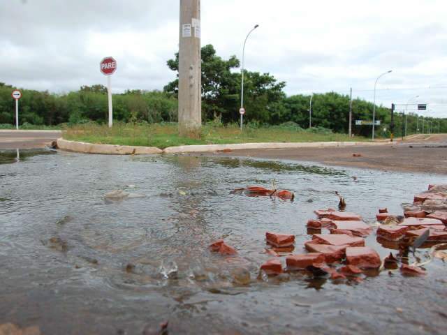  Asfalto estufa e racha em obra rec&eacute;m inaugurada em Campo Grande