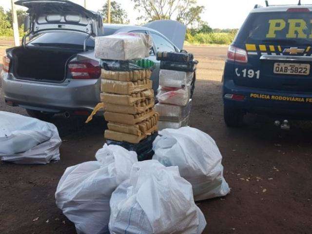 PRF apreende carro roubado com 384 quilos de maconha na BR-267