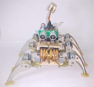 Robô “Guardião”, fabricado com lixo eletrônico (Foto: Divulgação)