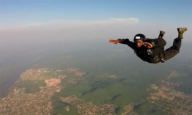 Militares do Rio de Janeiro fazem treinamento de salto livre em MS