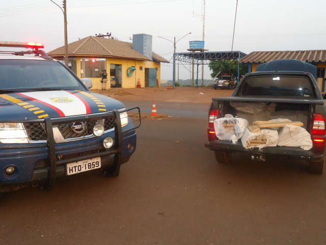  Pol&iacute;cia apreende 260 quilos de maconha em carro roubado na BR-463